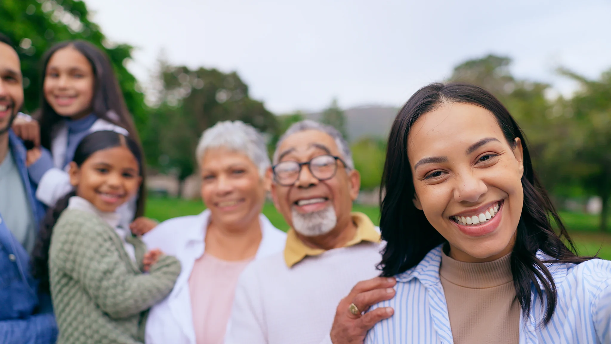 Familia con abuelos al aire libre