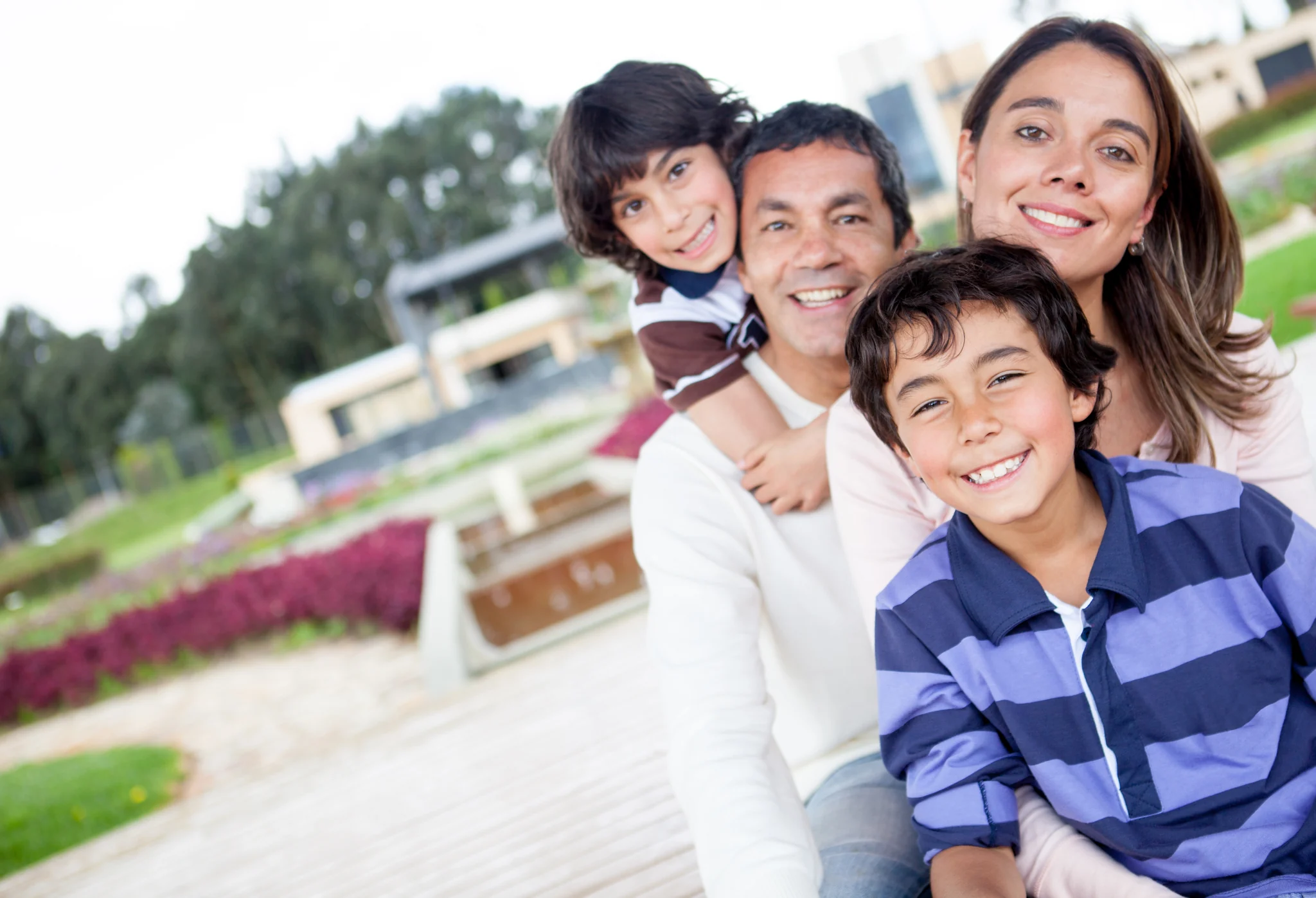 Familia sonriendo en el parque