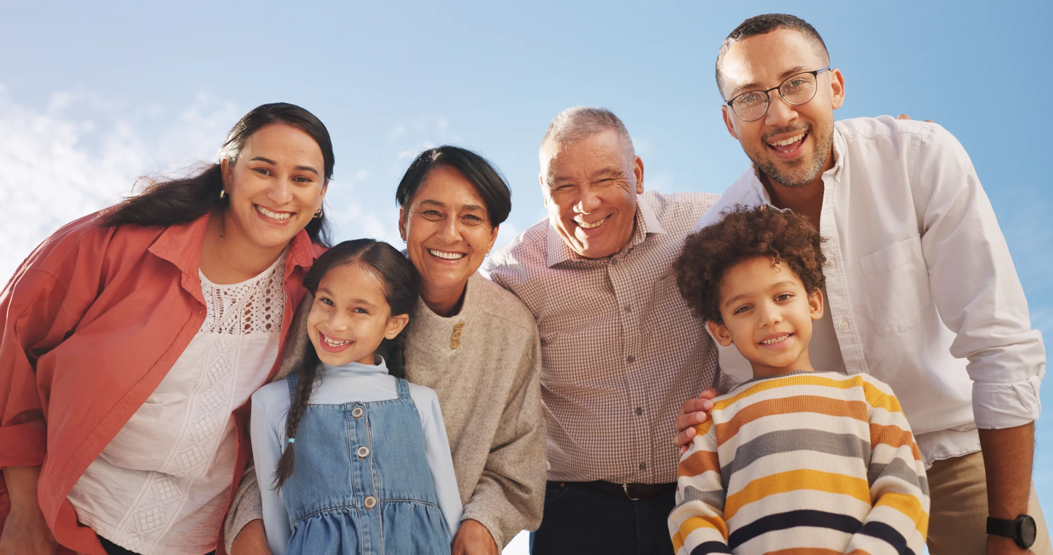 Familia de tres generaciones sonriendo